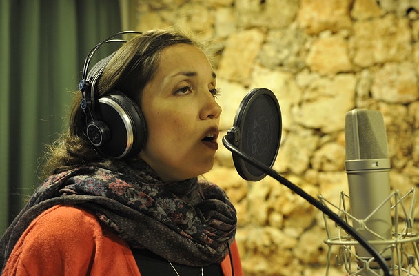 Carme Cuesta. Grabando coros para el último trabajo discográfico de Carme Cuesta, en los estudios de Dennis.  Abril 2012.